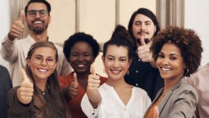 Bem-estar corporativo: imagem que mostra as pessoas de uma empresa juntas e sorrindo